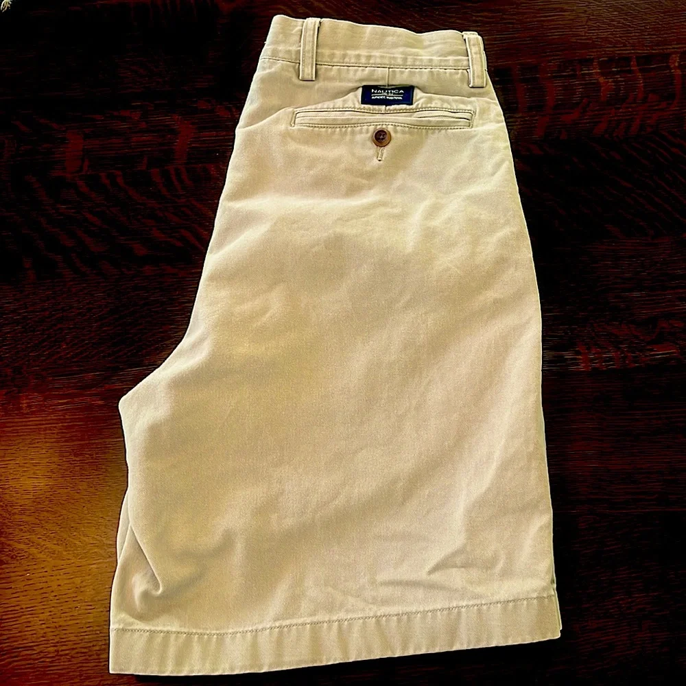 Nautica Rigger Shorts. Size 32 Mens. Tan khaki. Hiking outdoors lake